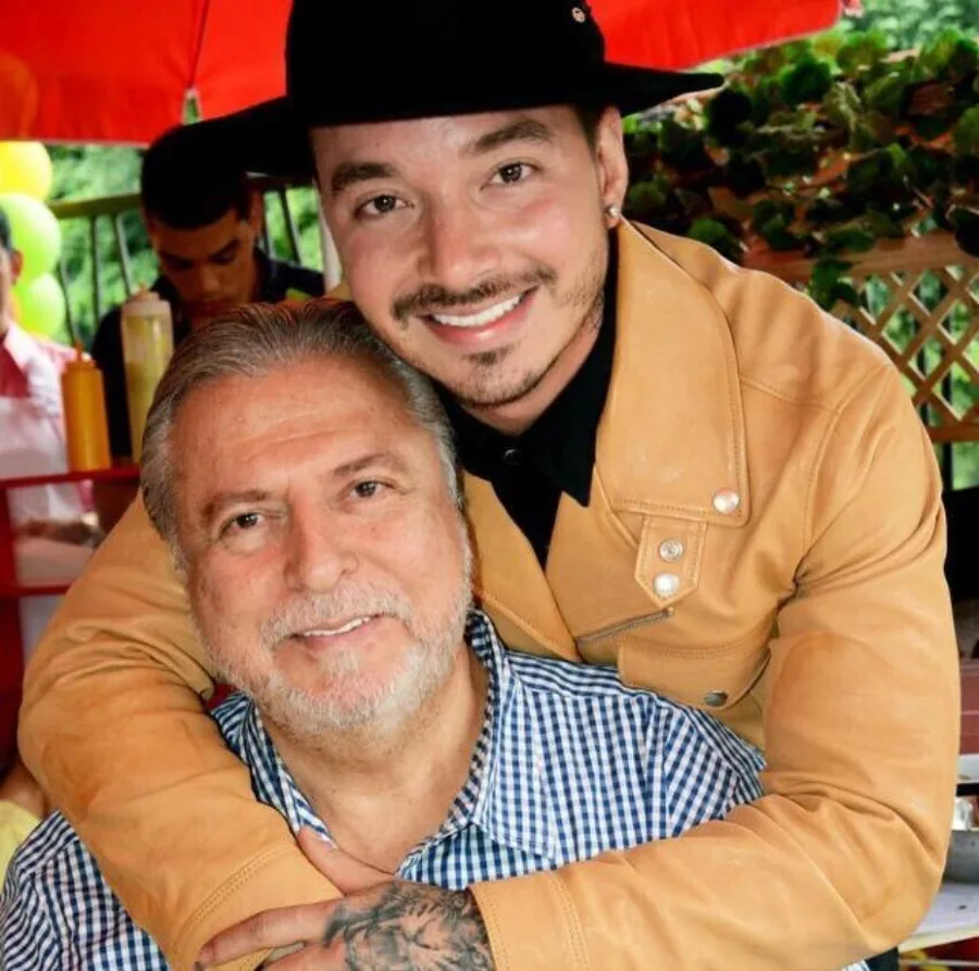 Álvaro Osorio junto a su hijo, el artista J Balvin