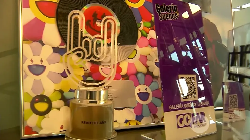 Trofeo junto a la placa de Galería Sueños, con código QR y logo de GO FAR Internacional